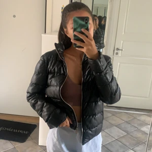 Jacka - guess - Säljer då den inte kommer till användning. Kan mötas i Stockholm annars står köparen för frakt