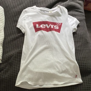 Levis T-shirt  - Jag säljer en Levis T-shirt. Den har en fläck som inte går bort i tvätten sen har den även två jätte små hål som man inte ser. 