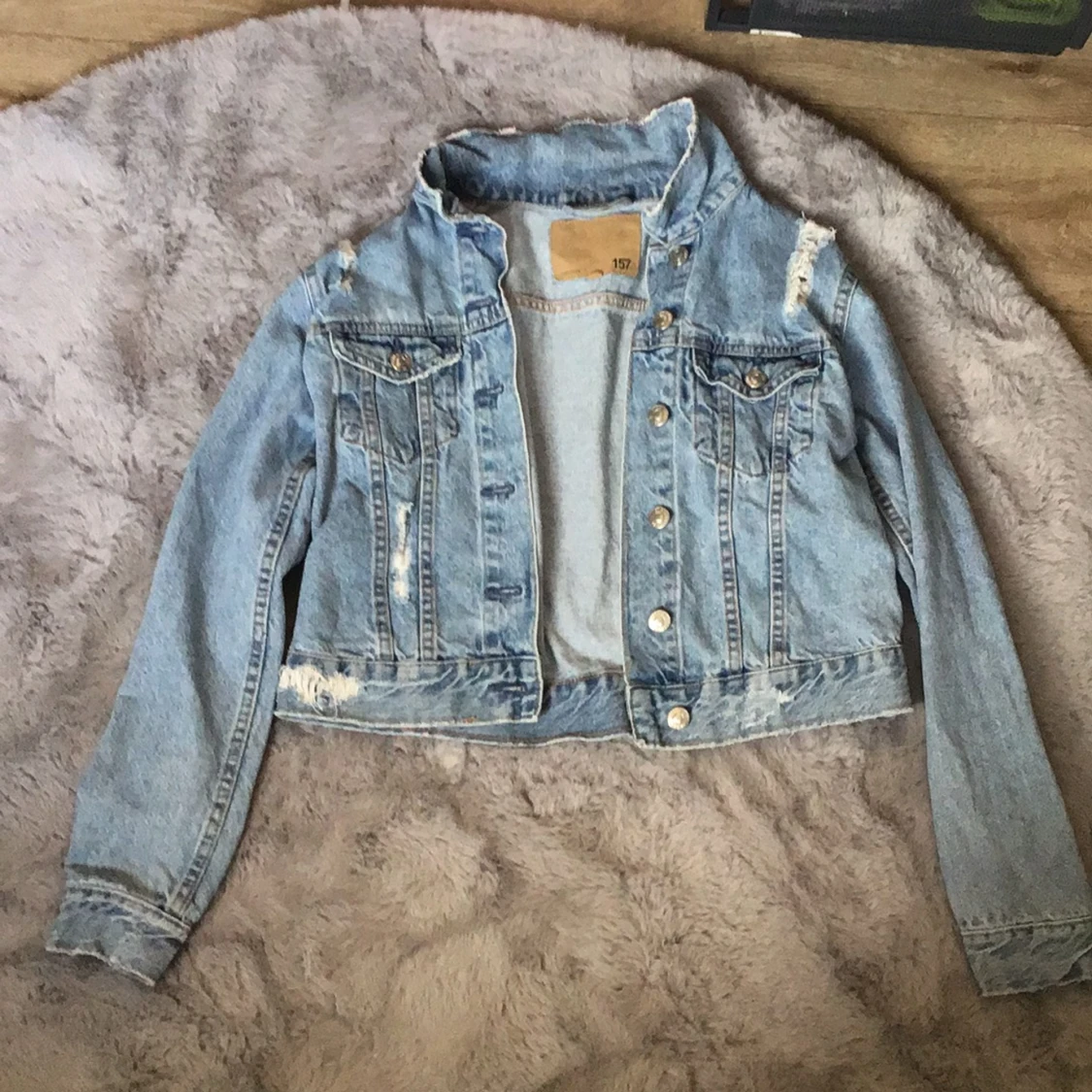  Ljusblå jeans jacka Med lite äfflade Hål lager 157 storlek xs 