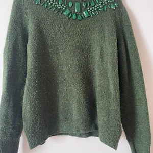 Grön tröja med pärlor  - Grön tröja med pärlor från H&M. Storlek S. 50kr. 