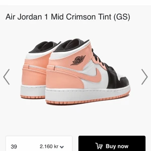 Jordan 1 mids - Hej jag säljer ett par ljusrosa jordans för 1999 original priset på dom är 2160 kr lite creasade och också använda 10 gånger går att tvätta dom om intresserad skriv bara storlek 39.