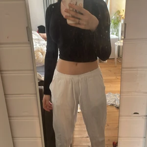 Tröja  - Skön tröja ifrån shein. Som man ser på bild har den gått sönder lite men inget som märks eller så. Använd 2 gånger ungefär❤️