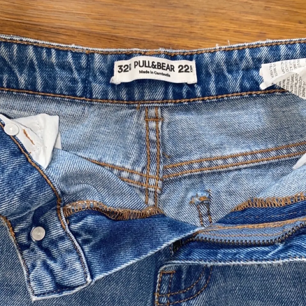 Snygga blåa jeans ifrån pull&bear💙 nypriset var runt 400kr, säljer för 266kr inklusive frakt💙 kontakta för mer info eller bilder💙 om fler är intresserade blir det budgivning! Tror inte att de säljs längre! . Jeans & Byxor.