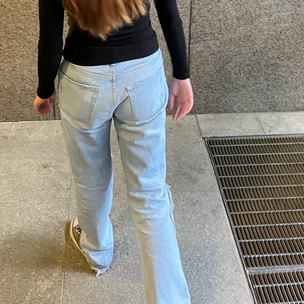 Mina absolut favorit jeans men dom har blivit ganska lösa på mig. Midjan är ganska lös för mig som brukar ha 27 i midjan(vanligmidja) jätte långa påå mig som är 165cm lång. Hålet vid knäna har oxå stretchad ut en del men ser fortfarande skiit snyggt!. Jeans & Byxor.