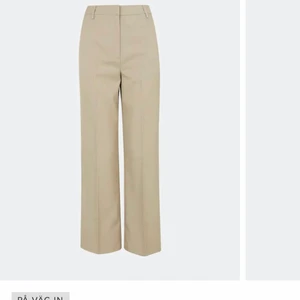 Kostymbyxor bikbok - Beige kostymbyxor från bikbok. Köptes för 400:-