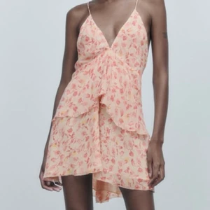 Klänning Zara - Använd inte köp direkt funktionen!! Kollar intresset på denna superfina klänningen från Zara, aldrig använd med prislapp kvar. Säljer pga fel storlek. Kom privat för fler bilder, frågor och funderingar ❤️🫶🏼