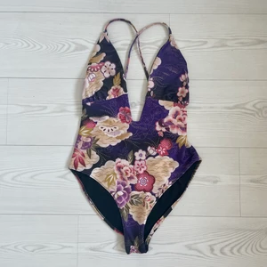 Baddräkt Zara - Jättefin baddräkt med djup urringning från Zara. Tycker även den passar som body till ett par shorts!   Storlek S, i väldigt fint skick!