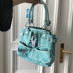 George gina & lucy väska 🐠 - George gina & lucy handväska🐬 Har lite tecken av användning bak och fram, men inget som läggs märke till på avstånd. Mått 31 x 32 cm💋  