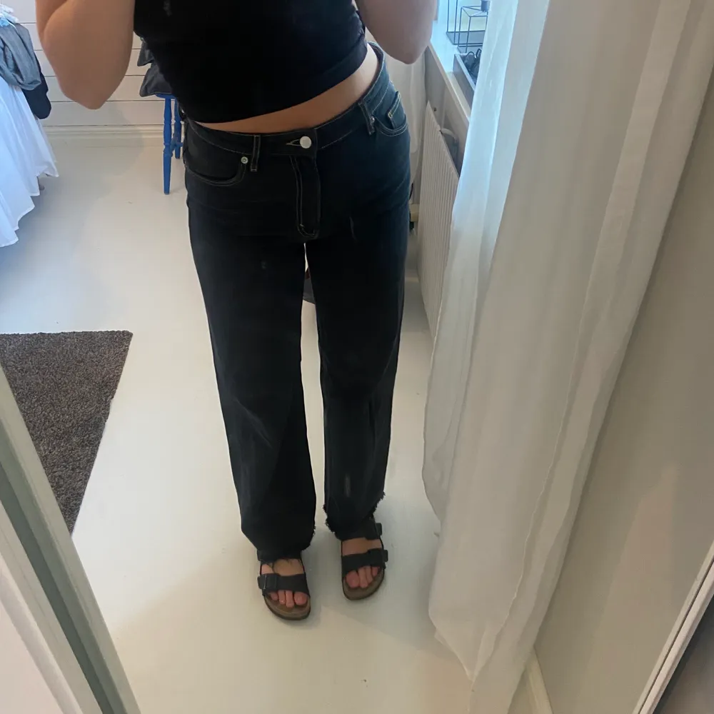 Säljer mina svarta jeans från monki, jättefina och bekväma!!. Jeans & Byxor.