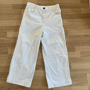 Manchesterbyxor - Vita manchesterbyxor från H&M, storlek 40. Lite kortare modell, slutar strax ovanför foten/på smalbenet. Köparen står för frakten