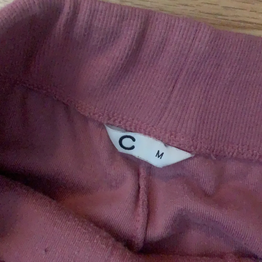 Superfina vida mjukisbyxor i strl m från cubus. Säljer då de aldrig används. Färgen skulle jag beskriva som lite rosaaktig.. Jeans & Byxor.