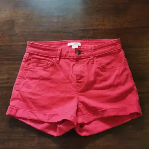 Säljer ett par röda shorts i storlek 32 från H&M 😊  Köparen står för frakt men kan annars mötas upp kring Solna eller Stockholm 🎉