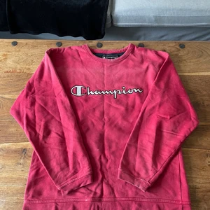 90s Champion Sweatshirt - KÖP INTE DIREKT KONTAKTA MIG ISTÄLLET Oanvänd sedan 25 år tillbaka alltså 90-talet ish Cond 6/10 lite fadad men det är charmen :) Tar bud från 250kr