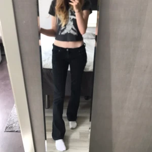 Nudie Jeans - Ett par låga bootcut’s med boyfriend-passform och stora bakfickor från Nudie.