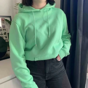 Neon grön hoodie - !LÅNADE BILDER! Säljer en likadan hoodie från carlings. Lite nopprig men annars bra skick!