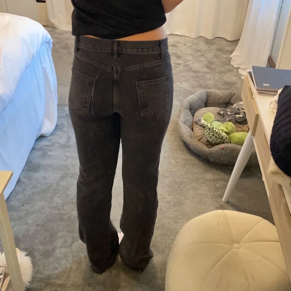 Snygga zara jeans som inte används längre. Jag är 170 och har storlek 40😀. Jeans & Byxor.
