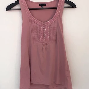 Pastellrosa Topp💗 - Sjukt fin pastelrosa top med glitteriga detaljer! Frakt tillkommer💕 OBS: Tryck ej på köp direkt knappen är ni snälla 