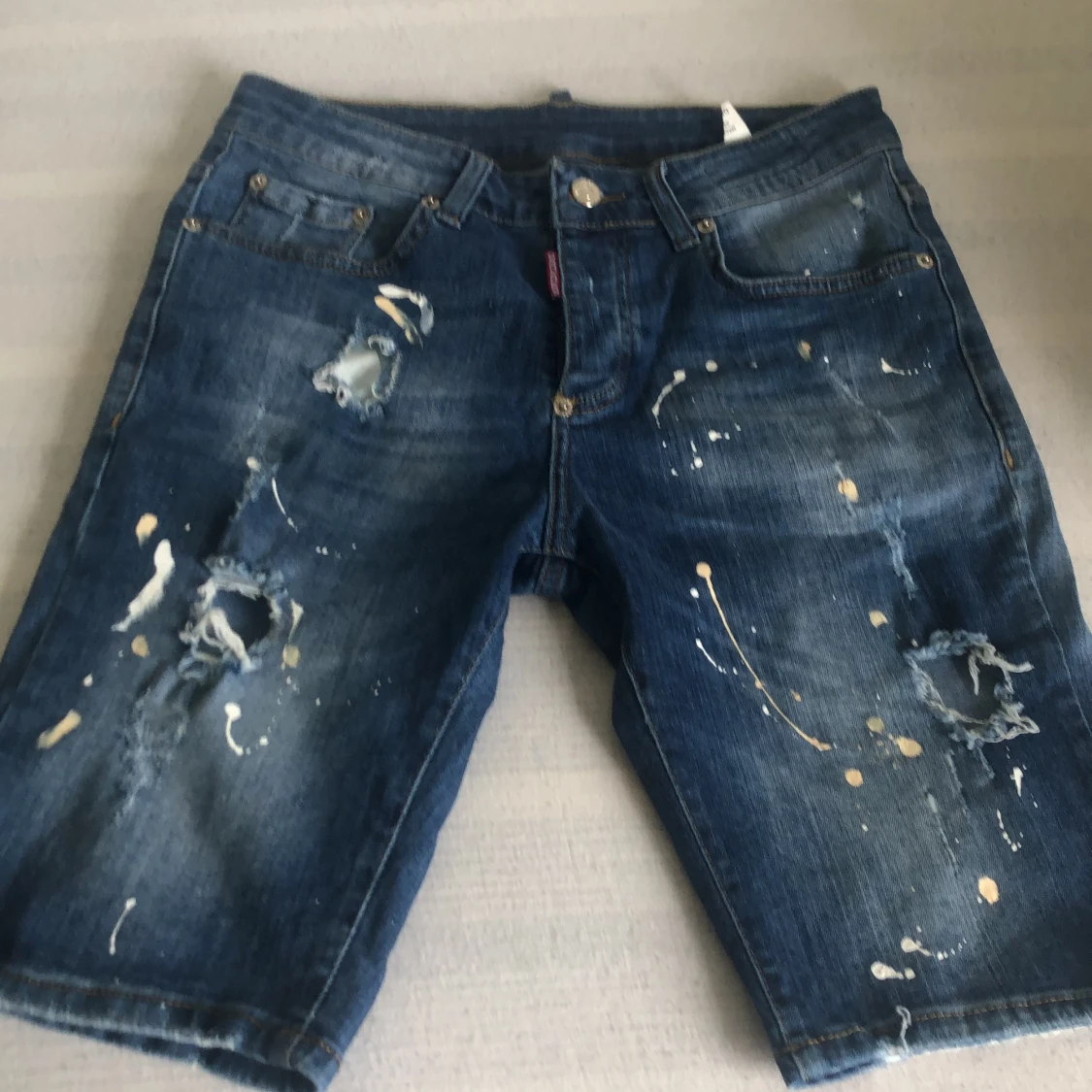 Hej jag säljer dina Dsquared2 shorts storlek 44