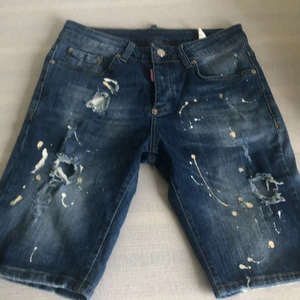 Hej jag säljer dina Dsquared2 shorts storlek 44 - Hej om du skulle vilja köpa kontakta mig vi skulle kunna sänka priset lite oxå  