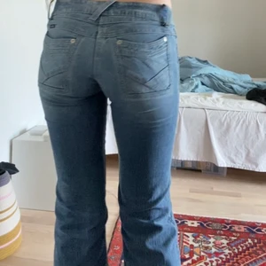 Lowwaist bootcut jeans - Köpta på beyond retro. Fickorna har jättefina detaljer med sömmar fram och bak. Skriv för fler bilder på hur de sitter vid smalben och fötter, då de inte fick plats på bilderna ovan😊 mått: 78 cm innerben och midja. Passar mig so har 26/27 som strl annars.