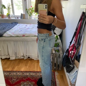 Arrow Low Staight Jeans - Säljer dessa skit snygga och trendiga jeansen från Weekday i modellen Arrow. Superbra nu till skolstarten! Inga defekter då de är använda MAX 5 gånger. ANVÄNDER INTE KÖP NU!