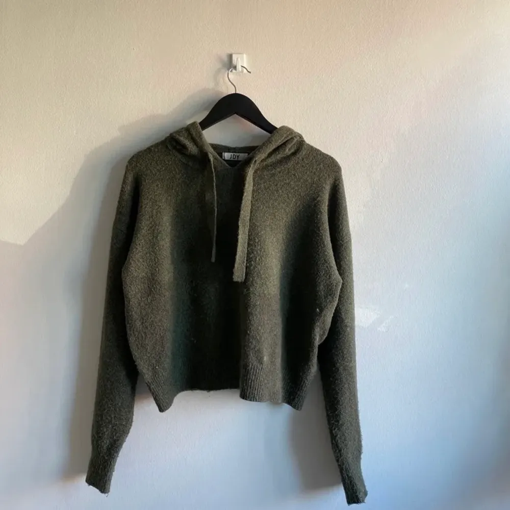 en jättecute grön stickad hoodie från JDY, köpt i februari med använd 3 gånger !! Den har blivit lite ”ullig” därav priset 🙌 Nypris: 225 . Stickat.