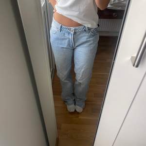 Supersnygga low waist jeans köpta från newyorker. Dom är i storlek M men passar mig som vanligtvis har S/36 också!! 200kr plus frakt 💗