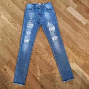 Ljus blåa jeans med pärlor  Storlek: 170/176  Ej använd 