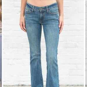 Brandy Jeans - Jeans från brandy Melville i modellen Brielle. Lågmidjade jeans, knappt använda. Jag är 175 och de sitter bra i längden på mig