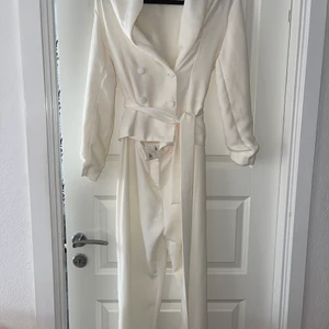 Byxdress - Vit byxdress Nyskick  Storlek S