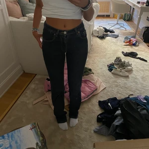Lågmidjade zara jeans  - De perfekta zara jeansen! Samma modell som den super populära gråa, men dessa är mörkblåa. Säljer på grund av att de är lite för små på mig!🥰