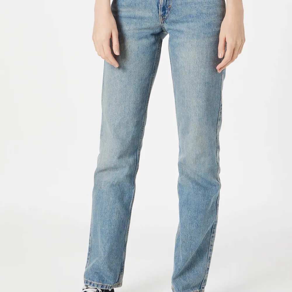 Weekday lågmidjade jeans i modellen arrow, sjukt snygga och trendiga! Saga stq hade även att par i en av sina videos ifall någon är inspirerad av hennes stil! De är köpta för 500kr men säljs för 250kr, storlek 27/32. Jeans & Byxor.
