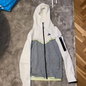Nike Tech Fleece - Säljer denna fina Nike Tech Hoodien. Använd sparsamt. Fint skick. Säljer dessa med ett par nike Tech Fleece byxor. (Kolla profilen) Hoodie:850kr Byxor:600kr 
