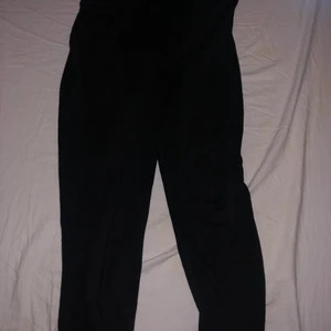 Svarta mjuksibyxor  - Svarta frankAndy mjukisbyxor 