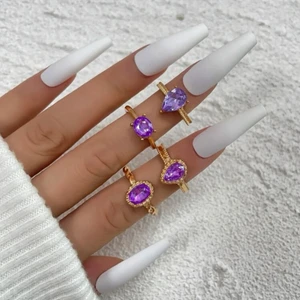 4 par ringar smyckesset  - 4 guldfärgade ringar med lila stenar. Frakt tillkommer på 15kr. Samfraktar även så att man inte behöver betala frakt på varje enskild vara. 