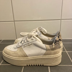 Axel Arigato skor beige  - Jag säljer dessa då jag känner att jag inte fått så mycket användning av dessa. De har använts ett par gånger men inte mer än så. Skorna är i gott skick! 