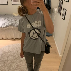 Ganni t shirt - Säljer jättefin t shirt ifrån Ganni i storlek M, fint skick Köpt för 1000 kr