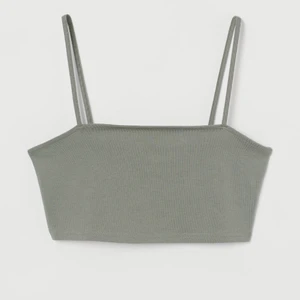 Croppade toppar - Två stycken croppade linnen från HM divided, båda i storlek XS. Säljer helst tillsammans men hör av dig om du endast är intresserad av en. Skriv privat för fler bilder och gärna innan betalning