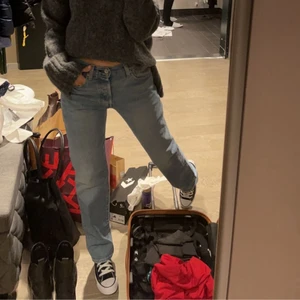 Levis 501 jeans  - Säljer ett par inprincip helt nya Levis 501 jeans. Använda max 2ggr. Storlek w29 L32. Långa för mig som är 170. Köpte för 1000kr säljer för 400kr