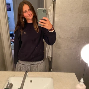 Hov1 sweatshirt  - En superfin  svart tjocktröja med hov1s guldkrona. Den är knappt använd! Jag tror nypris var runt 600kr.