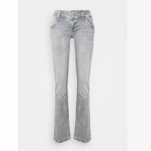LTB lågmidjade jeans - !!PRIVAT BUDGIVNING!! Säljer mina slutsålda LTB jeans då de tyvärr inte kommer till användning. Prislappen finns kvar på och de köptes från Zalando för 680kr. Om ni vill ha mera bilder eller har frågor så är det bara att höra av er! 💞💞högsta bud 670kr! 