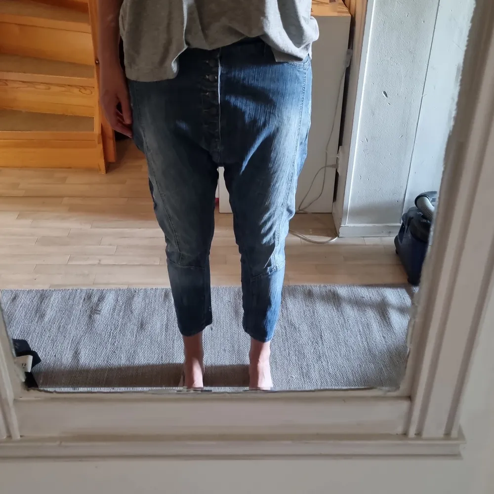 Ljusa coola jeans, lite baggy stil upptill och smalare ben. Jeans & Byxor.
