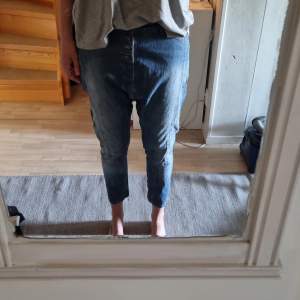 Ljusa coola jeans, lite baggy stil upptill och smalare ben