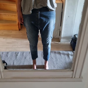 Coola jeans - Ljusa coola jeans, lite baggy stil upptill och smalare ben