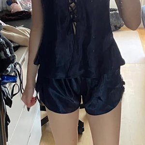 blå satin pyjamas set - ett jättefint mörkblått pyjamas sett i storlek xs-s. aldrig använt av mig. 