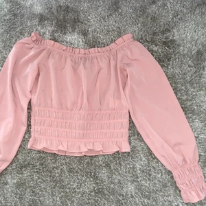 Topp - Superfin topp från Bik Bok i storlek XS. Använd några gång! Säljes då den inte används. Köptes för 299 kr.  🥰