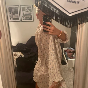 Kläning  - Säljer denna skit snygga kläning. Tyvärr vet jag inte vart den är köpt!