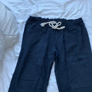 Roxy linnebyxor!! - INTRESSEKOLL!! på mina sjukt fina byxor som är för korta för mig, är ungefär 172! ❤️ men de går fortfarande att andvönda för mig så säljer bara vid bra bud!!💞