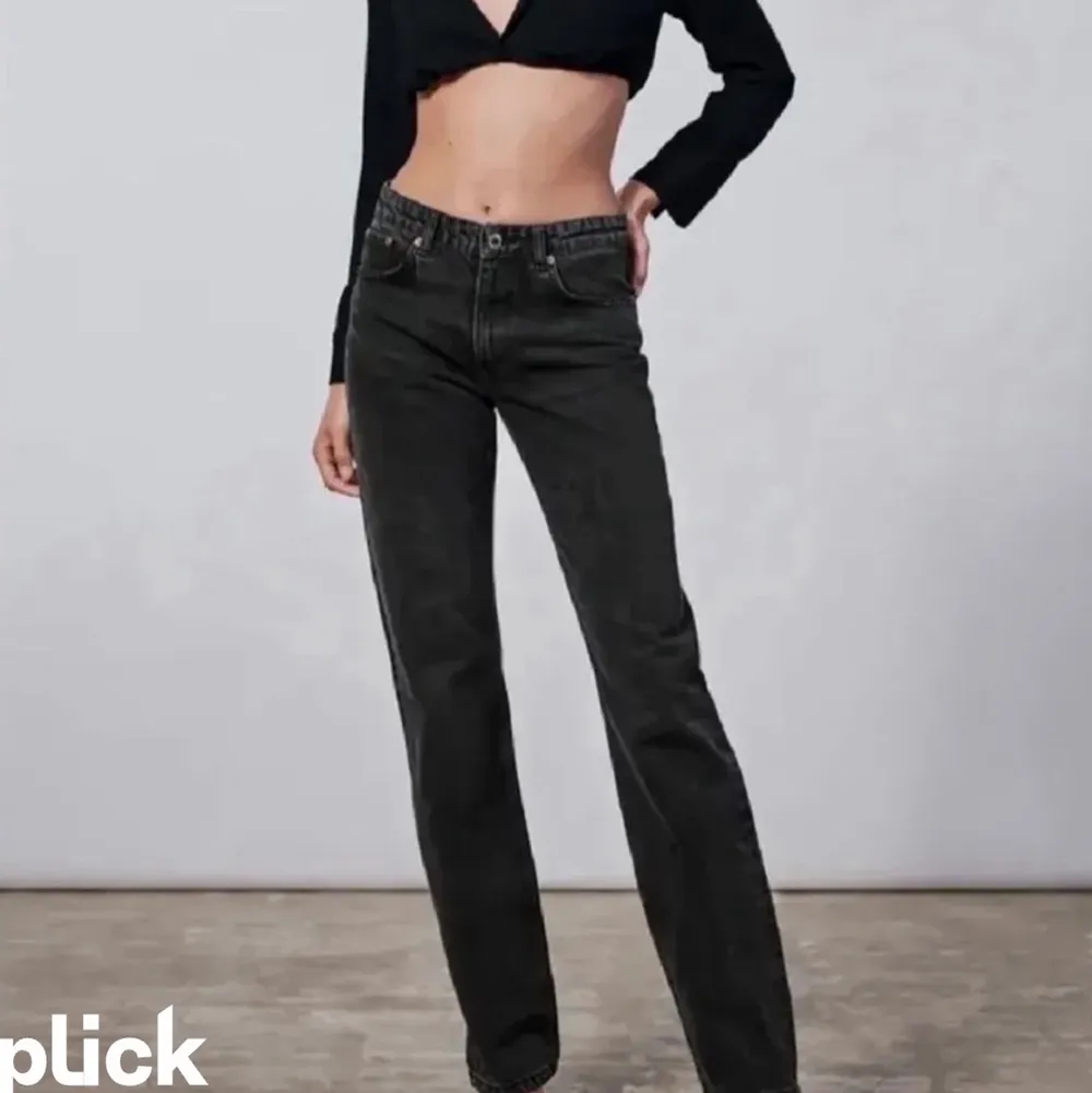 Säljer dessa så fina jeans från zara som tyvärr inte passar💘sparsamt använda skriv privat för fler bilder💘 jeansen är lite slitna lägst nere på ena sidan men ingenting man tänker på  💕 bilder på de skickas privat💕 . Jeans & Byxor.