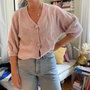 Ljusrosa kofta - Jättesöt kofta från other stories. Mysig och söt AB blir man i denna 